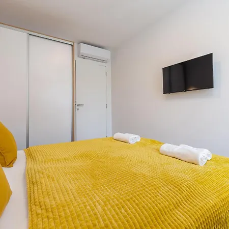 Beach Front Apartment In Zadar With Swimming Pool *