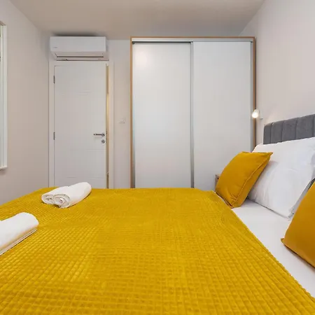 Beach Front Apartment In Zadar With Swimming Pool *