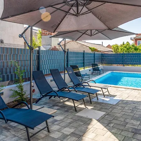 Beach Front Apartment In Zadar With Swimming Pool Apartment *