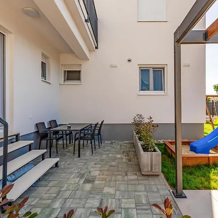 Beach Front Apartment In Zadar With Swimming Pool Zadar