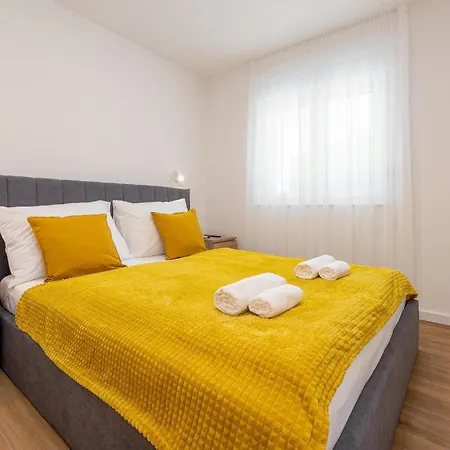 Beach Front Apartment In Zadar With Swimming Pool *