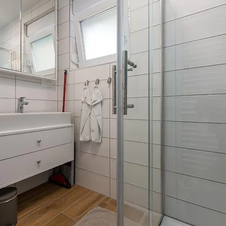 Beach Front Apartment In Zadar With Swimming Pool Apartmán