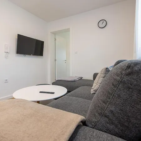 Beach Front Apartment In Zadar With Swimming Pool