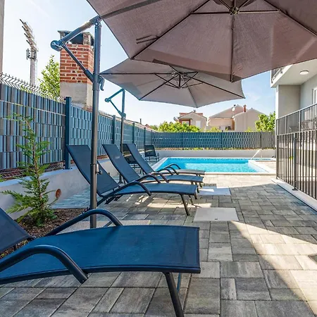 Beach Front Apartment In Zadar With Swimming Pool Apartmán