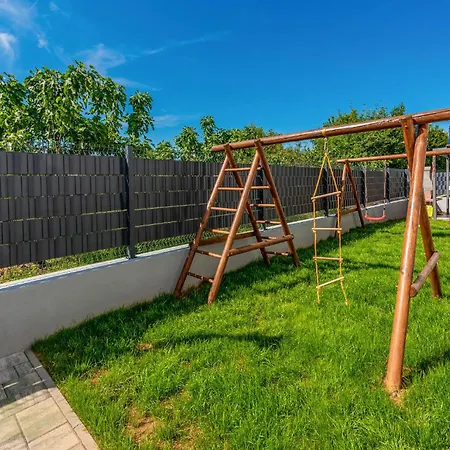 Apartmán Beach Front Apartment In Zadar With Swimming Pool *